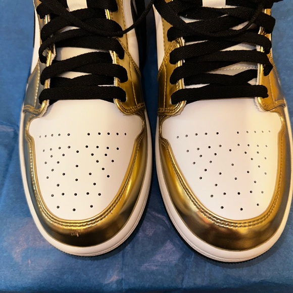 AIR JORDAN 1 Mid Metallic Gold DC1419-700 Size 10.5 - Picture 4 of 7